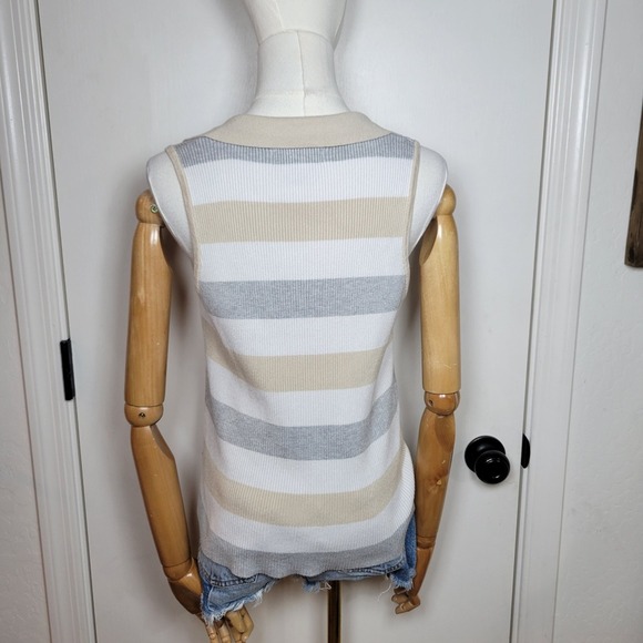 Halston V-Neck Tank Top Sleeveless Blouse Size Medium - Picture 9 of 11